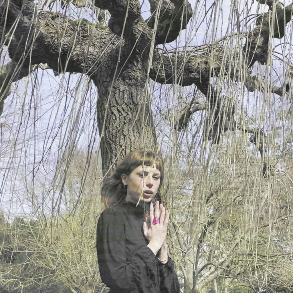 Imagen destacada de noticia: COUR DE RÉCRÉ "À L’ombre D’une Jeune Fille En Pierre" Single Digital